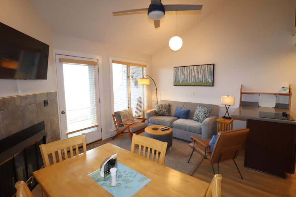 Beautiful Beach Front Condo with Lake Views Main Image